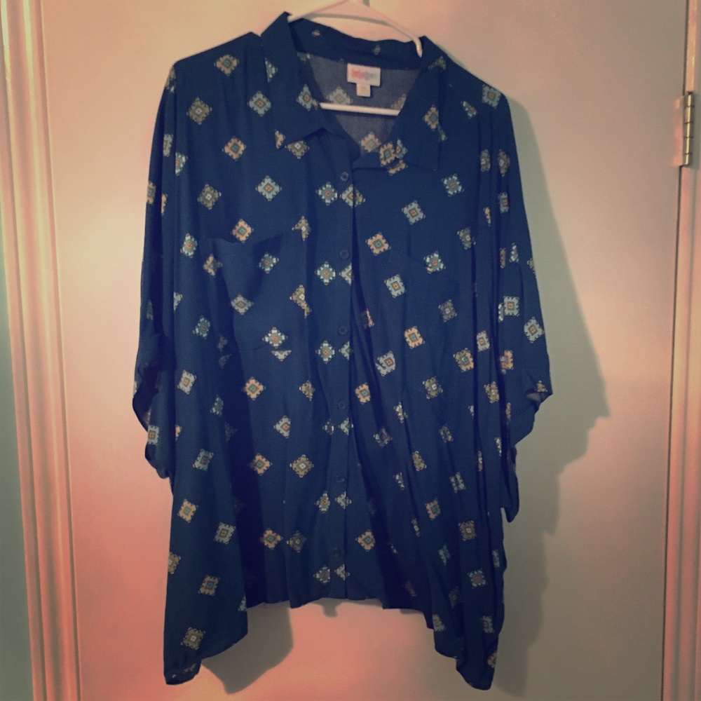 EUC LulaRoe Amy Button Down 100% Rayon!